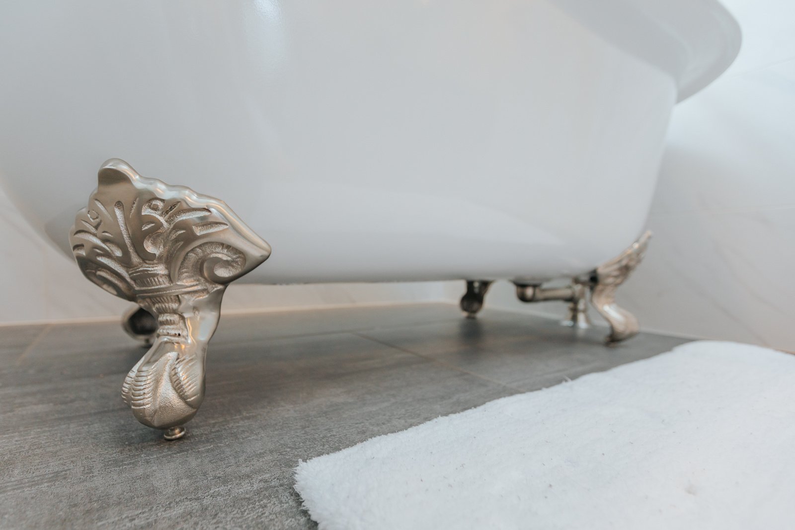 Bathroom tub detail
