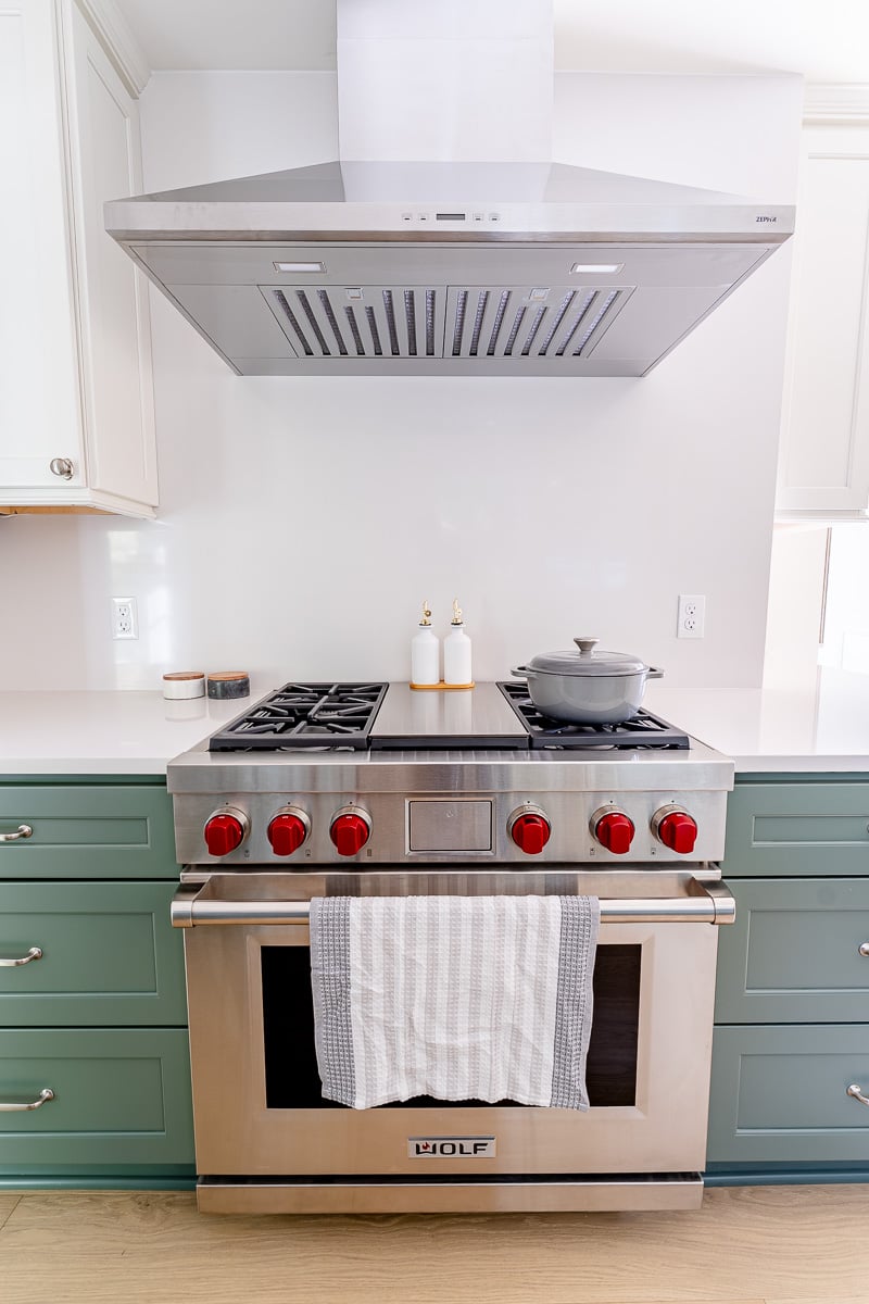 Range with ceiling-height backsplash