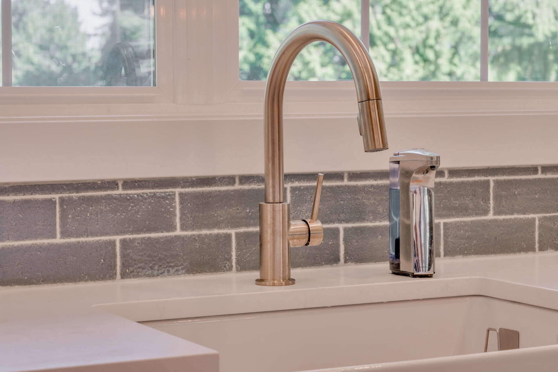 subway tile design ideas: white grout