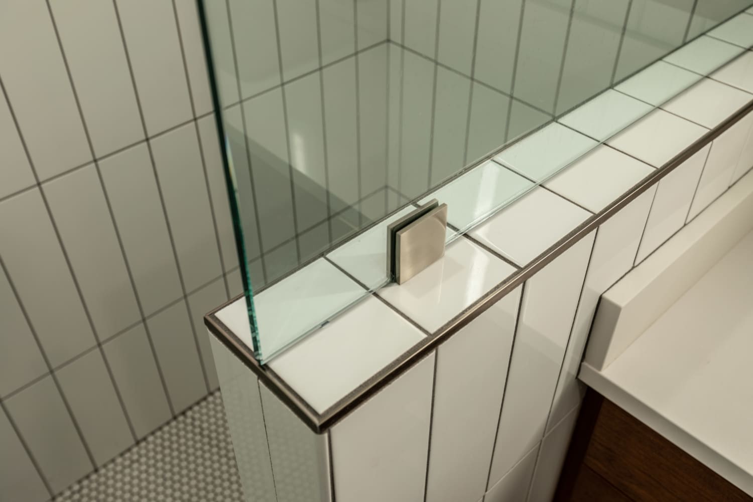 subway tile design ideas: metal cap