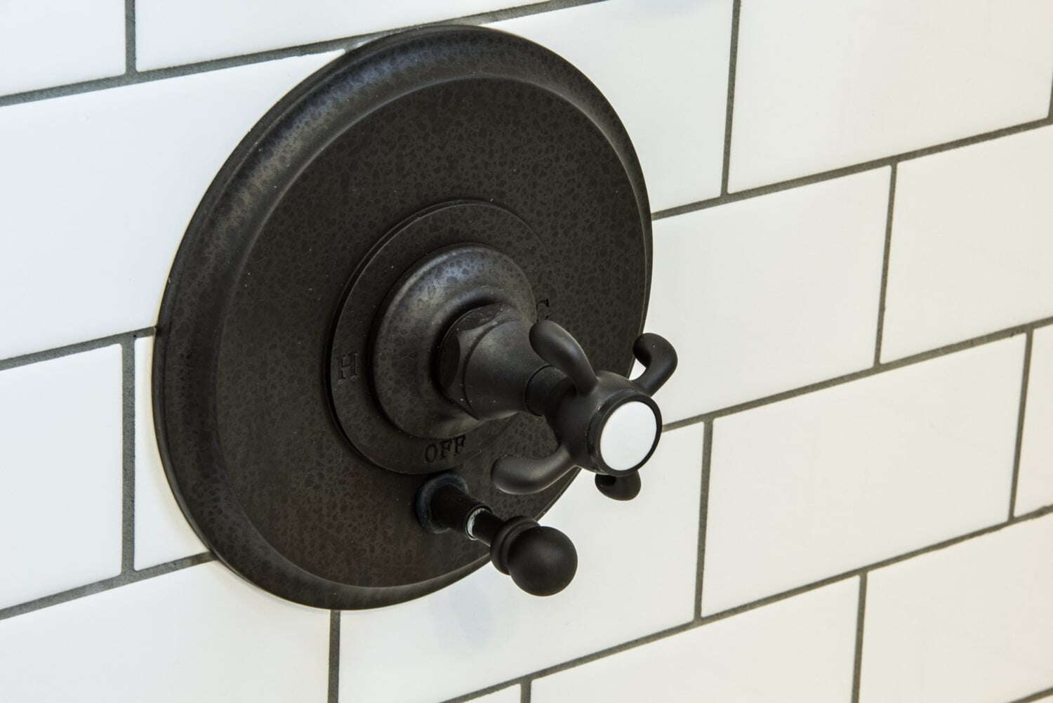 subway tile design ideas: dark grout