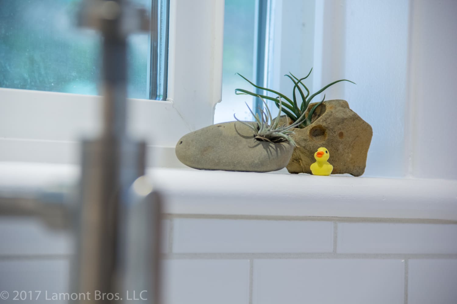 subway tile design ideas: p-cap