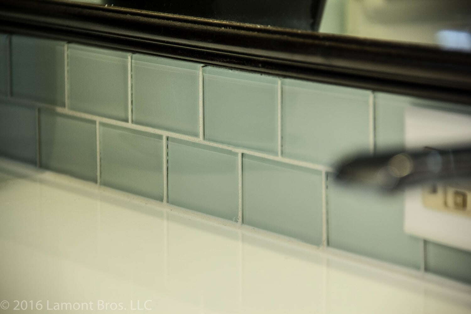 subway tile design ideas: glass